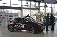 Bild: Gro&szlig;es Angrillen bei Opel Autohaus Peter