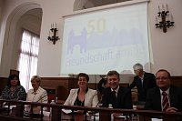 Bild:  Oberb&uuml;rgermeister Dr. Klaus Zeh (2.v.r.) mit seiner franz&ouml;sischen Amtskollegin Claudine Ledoux (3.v.r.) w&auml;hrend der festlichen Stadtratssitzung