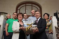 Bild: Die Band Zu Gast (hintere Reihe) mit Oberb&uuml;rgermeister Dr. Klaus Zeh und der franz&ouml;sischen B&uuml;rgermeisterin Claudine Ledoux im Rathaus der franz&ouml;sischen Stadt