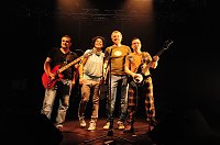 Bild: Die Band Zu Gast  - Alexander Hesse, Steffi H&ouml;ppner, Sven B&ouml;nisch und Karsten Bothe (v.l.n.r.)  - nach ihrem Auftritt beim Jugendkonzert im alten Kino von Charleville Mezieres