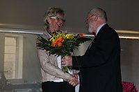 Bild: Alles Gute zum Geburtstag und Dank f&uuml;r 10 Jahre Zusammenarbeit beim Wasserverband von Uli Schardt an Andrea Krug.