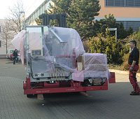 Bild: Transport des Linearbeschleunigers mit Gabelstabler