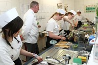Bild: Kochduell in der Schule