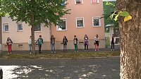 Bild: B&uuml;cherkette zum Umzug der Bibliothek