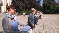 Bild: B&uuml;cherkette zum Umzug der Bibliothek