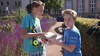 Bild: B&uuml;cherkette zum Umzug der Bibliothek