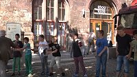 Bild: B&uuml;cherkette zum Umzug der Bibliothek