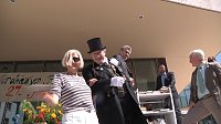 Bild: B&uuml;cherkette zum Umzug der Bibliothek