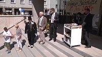 Bild: B&uuml;cherkette zum Umzug der Bibliothek