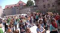 Bild: B&uuml;cherkette zum Umzug der Bibliothek