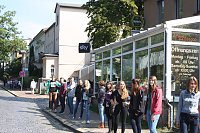 Bild: B&uuml;cherkette zum Umzug der Bibliothek