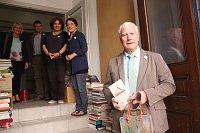 Bild: B&uuml;cherkette zum Umzug der Bibliothek
