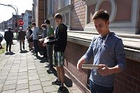 Bild: B&uuml;cherkette zum Umzug der Bibliothek