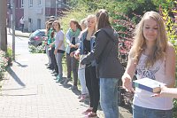 Bild: B&uuml;cherkette zum Umzug der Bibliothek