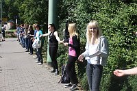 Bild: B&uuml;cherkette zum Umzug der Bibliothek