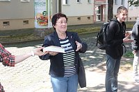 Bild: B&uuml;cherkette zum Umzug der Bibliothek