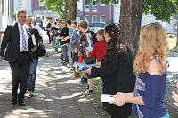 Bild: B&uuml;cherkette zum Umzug der Bibliothek
