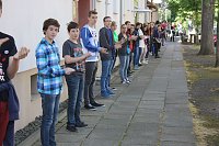 Bild: B&uuml;cherkette zum Umzug der Bibliothek