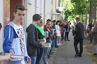 Bild: B&uuml;cherkette zum Umzug der Bibliothek