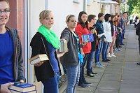 Bild: B&uuml;cherkette zum Umzug der Bibliothek