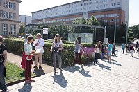 Bild: B&uuml;cherkette zum Umzug der Bibliothek