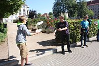 Bild: B&uuml;cherkette zum Umzug der Bibliothek