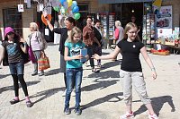 Bild: B&uuml;cherkette zum Umzug der Bibliothek