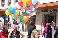 Bild: B&uuml;cherkette zum Umzug der Bibliothek