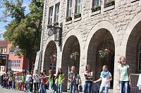 Bild: B&uuml;cherkette zum Umzug der Bibliothek