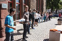 Bild: B&uuml;cherkette zum Umzug der Bibliothek