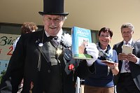 Bild: B&uuml;cherkette zum Umzug der Bibliothek
