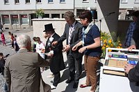 Bild: B&uuml;cherkette zum Umzug der Bibliothek