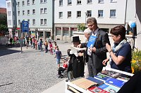 Bild: B&uuml;cherkette zum Umzug der Bibliothek