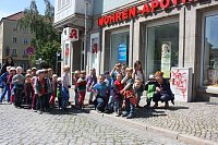 Bild: B&uuml;cherkette zum Umzug der Bibliothek