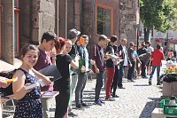 Bild: B&uuml;cherkette zum Umzug der Bibliothek