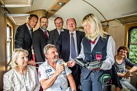 Bild: Interessierter Blick &uuml;ber die Schulter: HSB-Zugf&uuml;hrerin Susanne Arnold verkauft das erste Ticket mit dem nagelneuen mobilen Serviceterminal.