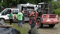 Bild: Die Kiste mit Daggi wird abgeladen