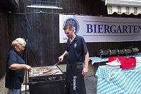 Bild: Benjamin Holzh&auml;user, der P&auml;chter der Gastst&auml;tte Friedenseiche, und Karin M&uuml;ller am Grill. Sie bereiteten leckere Bratw&uuml;rste und Steaks zu, die sich die G&auml;ste schmecken lie&szlig;en.