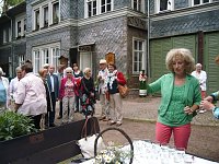 Bild: Landr&auml;tin Birgit Keller spendet den unerm&uuml;dlichen, ehrenamtlichen Mitgliedern des F&ouml;rdervereins f&uuml;r die t&auml;gliche Arbeitspause eine Sitzgruppe am Kutscherhaus