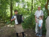 Bild: Felix Maximilian Donner will mit seinem Freund in den  Ferien am Gymnasium als Gymnasiast  im Park und in den Geb&auml;uden kr&auml;ftig mitarbeiten.