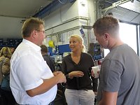 Bild: Carina Schmidt im Gespr&auml;ch mit G&auml;sten