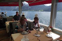 Bild: Jutta�B&ouml;senberg�aus Heringen und Gudrun K&auml;mmer w&auml;hrend einer ausgiebigen Schifffahrt auf dem Mondsee.