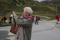 Bild: Hannelore Gundermann bei�ihrer�Lieblingsbesch&auml;ftigung. Wo�sie�auch hinkam, sie z&uuml;ckte immer wieder die Kamera.