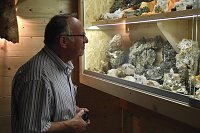 Bild: Winfried Wilhelm aus�M&uuml;nchenlohra�betrachtet aufmerksam die Mineralien- und Fossiliensammlung.