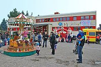 Bild: Doppelter Wirbelwind: Beim Kinderfest freuten sich Gro&szlig; und Klein &uuml;ber Karussell, Zuckerwatte, H&uuml;pfburg und Tombola.