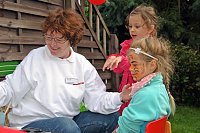 Bild: Beim Kinderschminken bewiesen die Erzieher ihr Geschick mit Pinsel und Farbe und zauberten den Kindern bunte Masken aufs Gesicht.