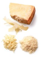 Bild: Die italienische K&uuml;che kommt nicht ohne w&uuml;rzigen Hartk&auml;se aus. Es muss nicht immer Parmigiano Reggiano sein: Auch Grana Padano &uuml;berzeugt im Test