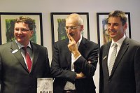 Vorstandsvorsitzender der Kreissparkasse Wolfgang Asche (rechts) und Thomas Seeber, Mitglied des Vorstandes, präsentieren mit Sergej Lochthofen (Mitte) dessen neuen Roman Grau. Bild: Vorstandsvorsitzender der Kreissparkasse Wolfgang Asche (rechts) und Thomas Seeber, Mitglied des Vorstandes, präsentieren mit Sergej Lochthofen (Mitte) dessen neuen Roman Grau.