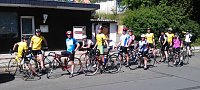 Bild: Radsportler danken Helferin