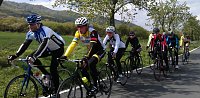 Bild: Radsportler danken Helferin